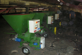 tiilitehdas Puolassa karkea keramiikka julkisivu tiilet hiilipolttimet