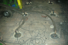 tiilitehdas Puolassa karkea keramiikka julkisivu tiilet hiilipolttimet