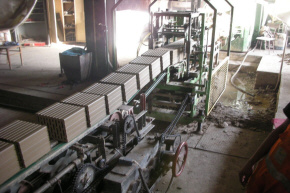 tiilitehdas Puolassa karkea keramiikka julkisivu tiilet hiilipolttimet