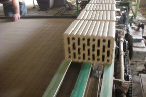 tiilitehdas Puolassa karkea keramiikka julkisivu tiilet hiilipolttimet