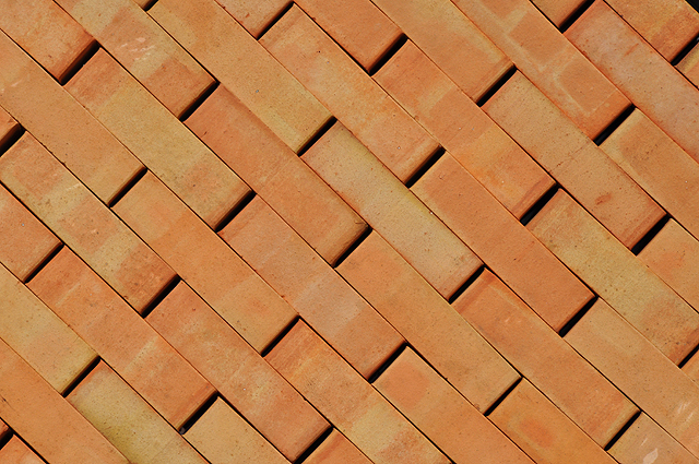 tiilitehdas Puolassa karkea keramiikka julkisivu tiilet hiilipolttimet