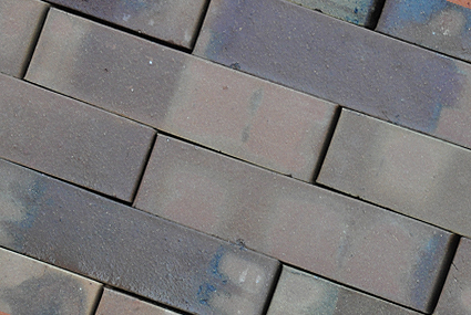 tiilitehdas Puolassa karkea keramiikka julkisivu tiilet hiilipolttimet