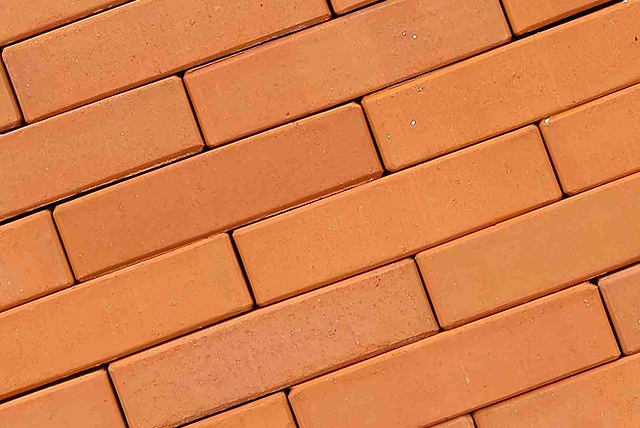 tiilitehdas Puolassa karkea keramiikka julkisivu tiilet hiilipolttimet