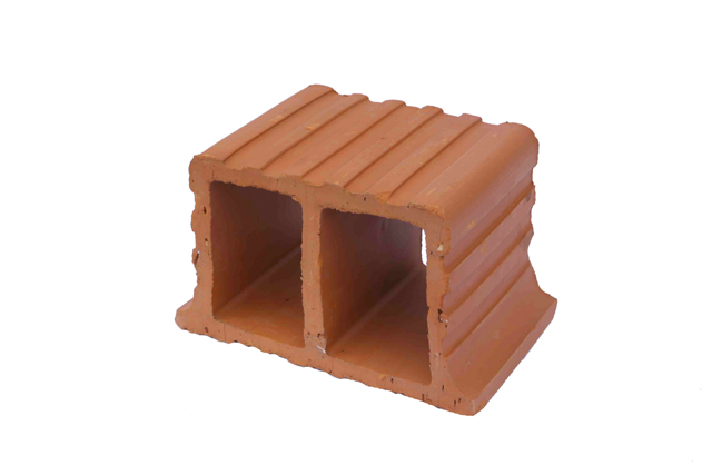 tiilitehdas Puolassa karkea keramiikka julkisivu tiilet hiilipolttimet