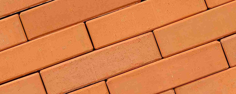 tiilitehdas Puolassa karkea keramiikka julkisivu tiilet hiilipolttimet