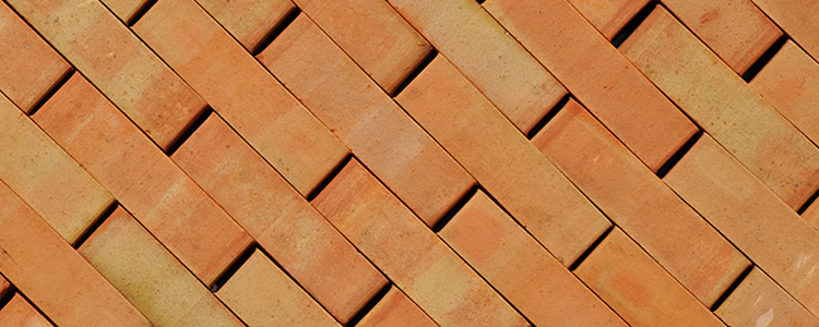 tiilitehdas Puolassa karkea keramiikka julkisivu tiilet hiilipolttimet