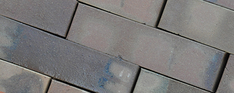 tiilitehdas Puolassa karkea keramiikka julkisivu tiilet hiilipolttimet