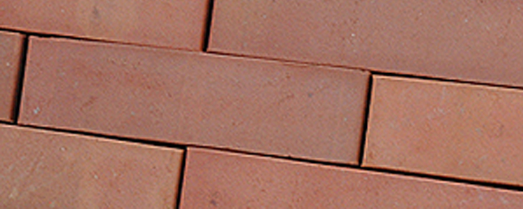 tiilitehdas Puolassa karkea keramiikka julkisivu tiilet hiilipolttimet